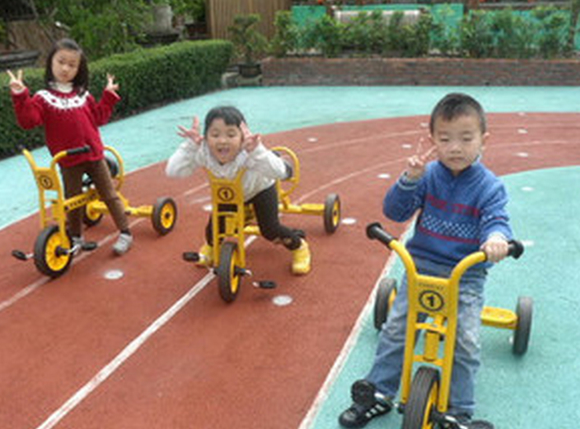 幼儿学骑自行车 骑自行车游戏
