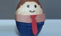 用装鸡蛋的盒子做出爸爸戴领带的样子