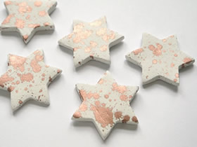 用橡皮泥做五角形的星星冰箱装饰磁贴