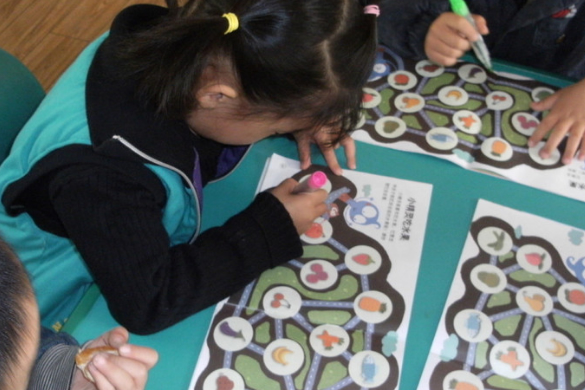 幼儿园大班数学公开课教案《水果迷宫》