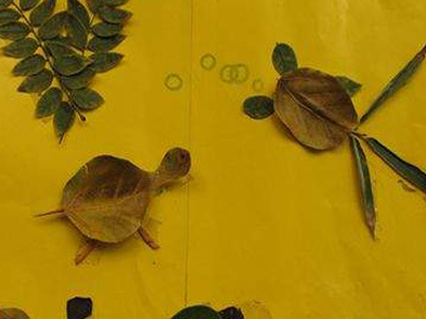 乌龟和金鱼玩耍的水塘树叶粘贴画_树叶贴画-育