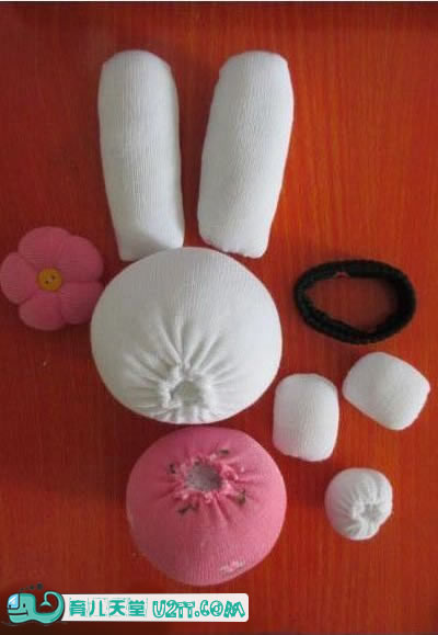 白色的绒线袜子配合彩色织布做成兔子布艺玩偶